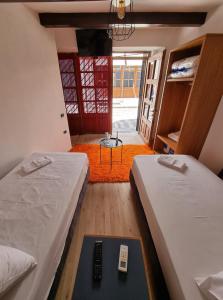 Rúm í herbergi á The Heart of the Bazaar Guest house