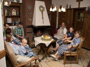 a group of people sitting in chairs in a living room at Bettmann regional Einkaufen & Bauernhofurlaub in Ennigerloh +51 photos