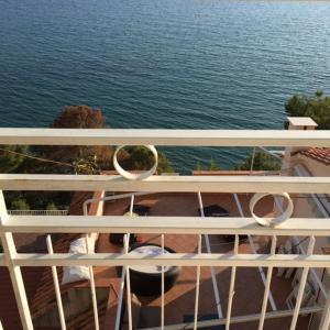 una persona parada en un balcón con vistas al agua en Casa sul mare en Acciaroli