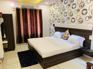 a bedroom with a large bed in a room at Mithilesh Hotel in Kaithal