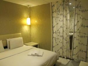 Postel nebo postele na pokoji v ubytování 7 Star Hotel