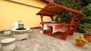 A garden outside Beáta Apartman