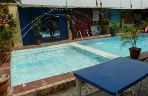 Room in Lodge - Definite Destiny Hotel tesisinde veya buraya yakın yüzme havuzu