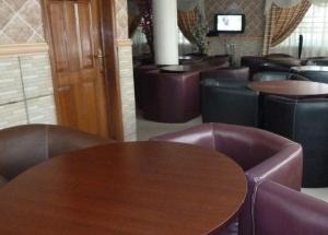 Lounge atau bar di Room in Lodge - Definite Destiny Hotel