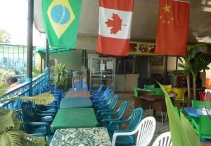 アサバにあるRoom in Lodge - Definite Destiny Hotelの青いテーブルと椅子、旗が飾られたレストラン