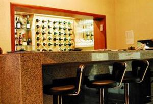 伊凱賈的住宿－Room in Lodge - Eaglespark1960 Hotel，吧台前有两把凳子的酒吧