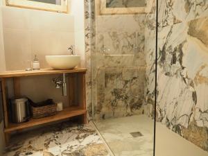 uma casa de banho com um lavatório e um chuveiro em VIRASOL IN CITTÁ, bilocale ACQUA em Cuneo
