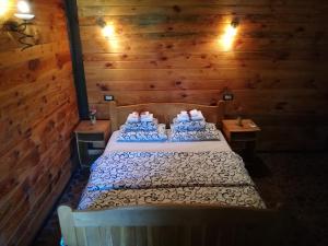 Postel nebo postele na pokoji v ubytování Etno Guest House Gorski car