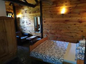 Postel nebo postele na pokoji v ubytování Etno Guest House Gorski car
