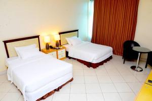 Room in Lodge - Golden Royale Hotel tesisinde bir odada yatak veya yataklar