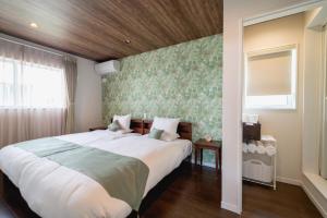 Postel nebo postele na pokoji v ubytování BEVERLY HILLS VILLA Miyakojima Resort