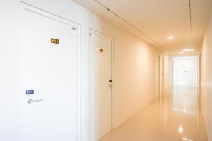 un couloir vide avec une porte dans une pièce dans l'établissement RedDoorz Plus near Solo Baru, à Solo