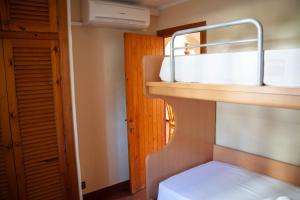 Una cama o camas en una habitación de Homenfun Menorca Playa de Fornells I 14 fotos más
