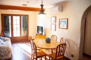 una sala da pranzo con tavolo e sedie di Homenfun Menorca Playa de Fornells I a Fornells