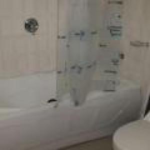 ein Badezimmer mit einer weißen Badewanne und einem WC in der Unterkunft Room in Lodge - Welcome to Habitat Hotel in Port Harcourt