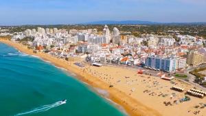 Luftaufnahme eines Strandes und des Meeres in der Unterkunft Casa da Praia in Armação de Pêra