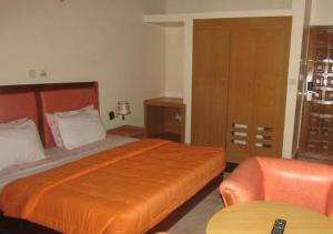 Tempat tidur dalam kamar di Room in Lodge - Harlescourt Hotels and Suites Asaba