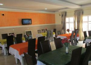 En restaurang eller annat matställe på Room in Lodge - Harlescourt Hotels and Suites Asaba