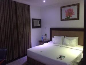 En eller flere senge i et værelse på Room in BB - Immaculate Royal International Hotel