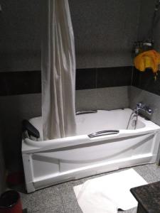 Ett badrum på Room in BB - Immaculate Royal International Hotel