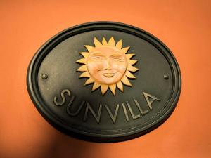 Illovo的住宿－Villa Spa Holiday Resort，墙上有太阳标志的飞盘