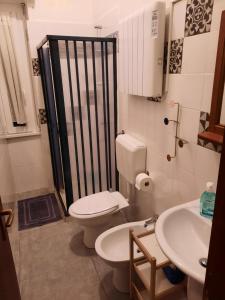 małą łazienkę z toaletą i umywalką w obiekcie B&B Confine w Como