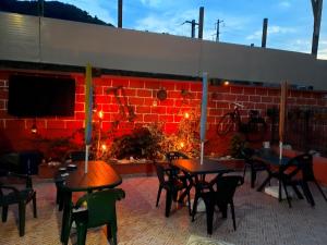 un patio avec des tables et des chaises et un mur en briques dans l'établissement B&B Confine, à Côme