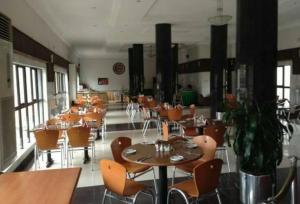 Restoran ili neka druga zalogajnica u objektu Room in Lodge - Nelrose Hotel, Asaba