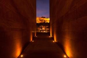 - un couloir lumineux dans un bâtiment la nuit dans l'établissement RAAS Jodhpur, à Jodhpur