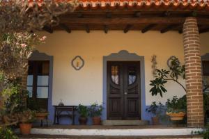 una casa con una puerta marrón y una mesa en Aproveite o sabor do Alentejo en Vila Verde de Ficalho