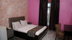 Cama o camas de una habitación en Room in Lodge - New Blue Diamond Hotel rosebud