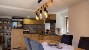 Kuchyň nebo kuchyňský kout v ubytování Ferienwohnung Slavica Dorfstrasse 94 Randa