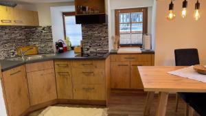 Kuchyň nebo kuchyňský kout v ubytování Ferienwohnung Slavica Dorfstrasse 94 Randa