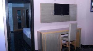 Una televisión o centro de entretenimiento en Room in Lodge - Royal Park Hotel Suite Asaba