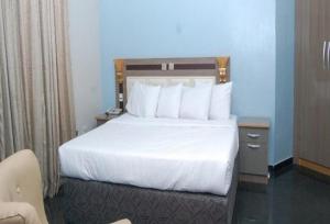 Łóżko lub łóżka w pokoju w obiekcie Room in Lodge - Royal Park Hotel Suite Asaba
