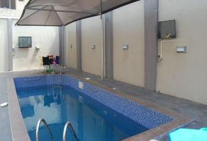 สระว่ายน้ำที่อยู่ใกล้ ๆ หรือใน Room in Lodge - Royal Park Hotel Suite Asaba