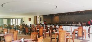 Restoran või mõni muu söögikoht majutusasutuses Jinja Nile Resort