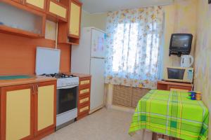 カザンにあるApartment on prospekt Fatykha Amirkhanaの小さなキッチン(コンロ、冷蔵庫付)