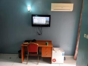 Een TV en/of entertainmentcenter bij Room in Lodge - Solab Hotel and Suites Ikeja
