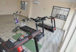 een uitzicht op een sportschool met drie hometrainers bij Room in Lodge - Royal Signature Suites and Apartments in Ibadan