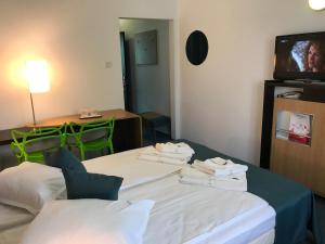 Un pat sau paturi într-o cameră la Hotel Lebăda