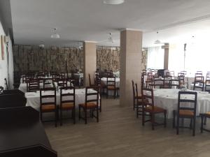 Reštaurácia alebo iné gastronomické zariadenie v ubytovaní Hotel Lebăda