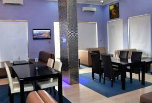 Gallery image of Room in Lodge - Sweet Spirit Hotels Suites Mardezok in Asaba