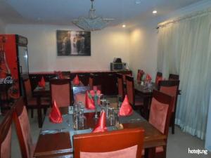 Ресторант или друго място за хранене в Room in Lodge - Ambassadors Hotel Ikoyi
