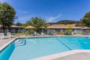 Πισίνα στο ή κοντά στο Days Inn by Wyndham Novato/San Francisco +91 φωτογραφίες