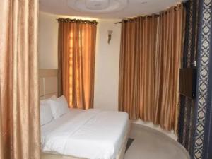 Rúm í herbergi á Room in Lodge - Waxride Residence Abuja