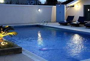 Bazén v ubytování Room in Lodge - Waxride Residence Abuja nebo v jeho okolí