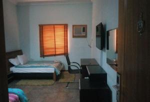 Tempat tidur dalam kamar di Room in Lodge - Wetland Hotels, Ibadan