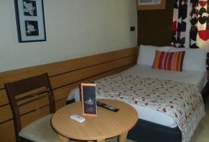 Et opholdsområde på Room in Lodge - Wise Penny Suites and Spa