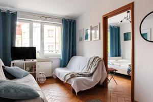 a bedroom with two beds and a mirror at Apartamenty Puerto i Costa blisko plaży w Kołobrzegu in Kołobrzeg